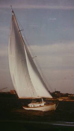 Free wood sailboat sails up